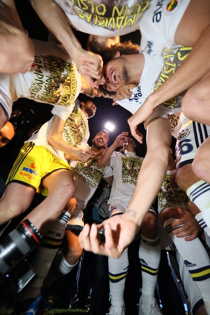 Fenerbahçeli futbolculardan Emenike, Sow ve Webo, ellerinde bayraklarla sahada koşarak, tribünleri dolaştı.