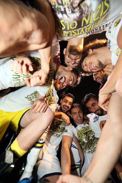 Futbolcular sahada yaptıkları kısa kutlamanın ardından yeniden soyunma odasına gitti.