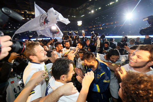 Maçın ardından tribünden ayrılmayan kadın ve çocuk taraftarlar, futbolcular yeniden sahaya girerken "Bu taraftar sizinle gurur duyuyor" diye tezahürat yaptı.