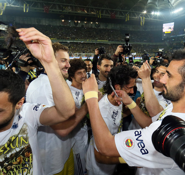 Fenerbahçeli futbolcular, sahadaki kutlamalar sırasında takım arkadaşları Alper Potuk'un saçından bir bölüm kestiler.