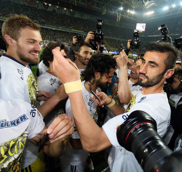 Öte yandan, futbolcuların giydiği şampiyonluk için özel hazırlanan tişörtlerin önünde "Mayıslar sizin olsun, biz Nisan'da şampiyonuz" yazısı arkasında şampiyonluk sayısını belirten "19" rakamı yer aldı.