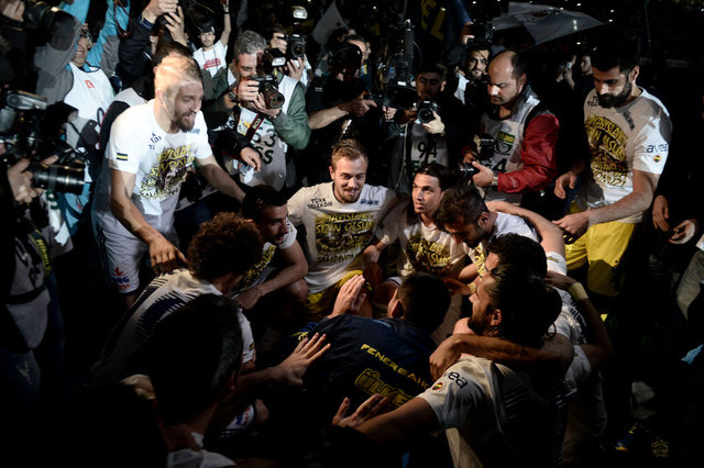 Fenerbahçeli futbolcular, şampiyonluk için hazırlanan tişörtlerini giydikten sonra yeniden sahaya çıktı.