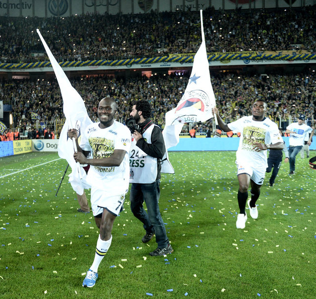 Tek tek anons edilen futbolcular ve teknik heyet, Fenerbahçeli bayraklarla oluşturulan koridordan geçerek, saha ortasına geldi.