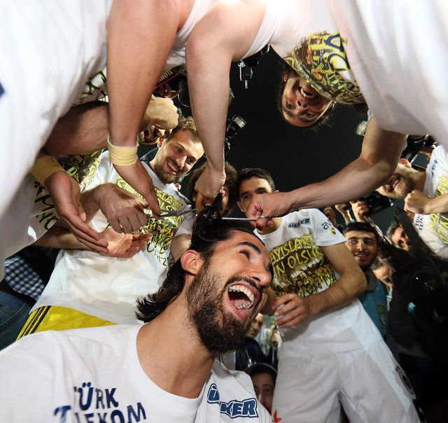 Statta ışık ve lazer gösterileri yapılırken, sarı-lacivertli taraftarlar da cep telefonlarının ışıklarıyla tribünlerde güzel görüntüler oluşturdu.