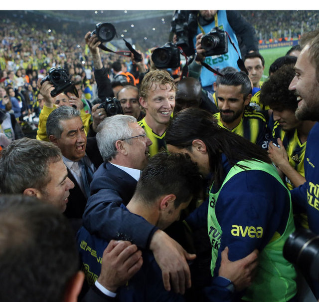 - Alper saçlarını kestirdi saha ortasinda ;))))))) toteme bak