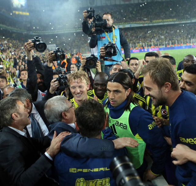 - Sus ve en büyük fenerbahçe diye bağır yoksa senin hayatını sarı laciverte boyarım