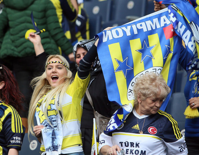 - Sevinçten anasayfamdaki her gördüğüm tweeti FAV RT yapıyom :)