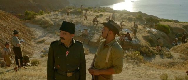 Crowe, yönetmenliğini ve başrolünü üstlendiği filminin kamera arkası fotoğraflarını Twitter'dan yayınladı.