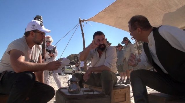 Çanakkale Savaşı'nda kaybolan iki oğlunu aramak için Anadolu'ya gelen Avustralyalı bir babanın yaşadıklarını anlatan, çekimleri Avustralya, İstanbul ve Fethiye'de yapılan filmin görüntülerinde Russell Crowe, şunları söyledi: