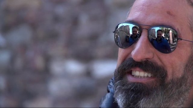 Cem Yılmaz da filmden kareleri, Türkiye'de decam eden Youtube yasağına da gönderme yaparak "The Water Diviner kamera arkası YouTube'da. İzleyin! Haa YouTube kapalı? Hah işte onu biz yapmadık! Biz filmi yaptık :)" notu yazarak takipçileriyle paylaştı.