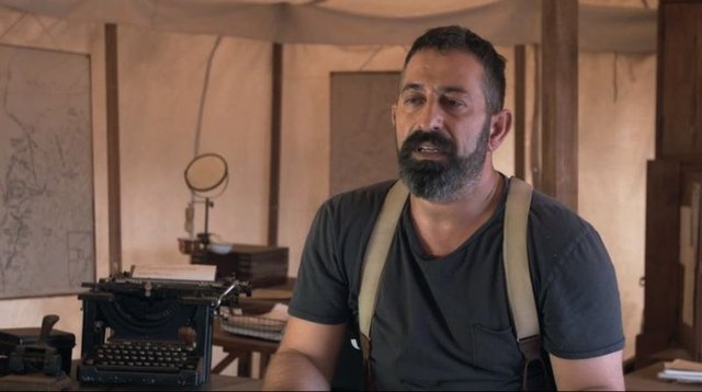 Cem Yılmaz'ın da rol aldığı filmin kamera arkası görüntülerinde çekimler ve kamera arkasında yaşananlarla birlikte oyuncuların görüşlerine de yer verildi.
