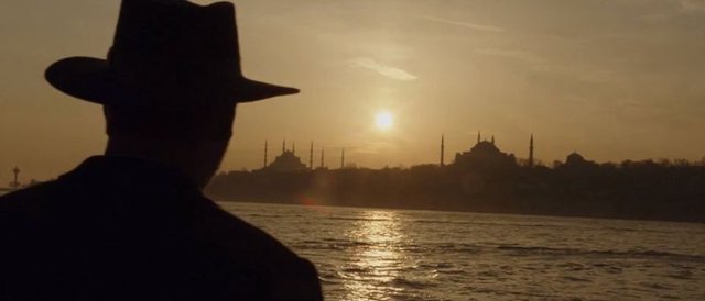 Russel Crowe'un hem yönettiği hem de Cem Yılmaz ve Yılmaz Erdoğan'la birlikte başrolünü paylaştığı 1920'lerde geçen The Water Diviner'ın tanıtım filmindeki bazı ayrıntılar "Hata mı var?" sorusunu akıllara getirdi.