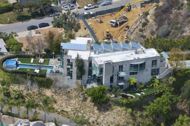 Sürpriz bir kararla Los Angeles'taki yedi yatak odalı evini 15 milyon dolar fiyatla satılığa çıkaran Rihanna, yeni evini buldu bile.