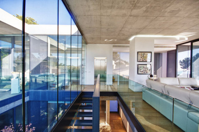 Evini güvenlik sorunları nedeniyle satışa çıkardığı iddia edilen Rihanna, fiyatı açıklanmayan yeni malikânesini özel güvenlik önlemleriyle donattı.