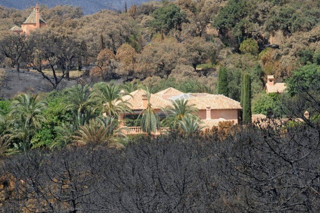 Julio Iglesias'ın yangında zarar gören Marbella'da bulunan evi