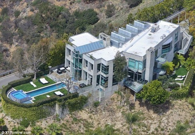 İŞTE ÜNLÜLERİN EVLERİ - Seksi yıldız Rihanna, Los Angeles'ta yeni bir malikâne satın aldı.
