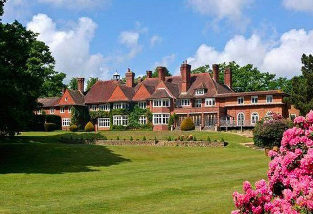 Adele'in İngiliz tarzı malikanesi