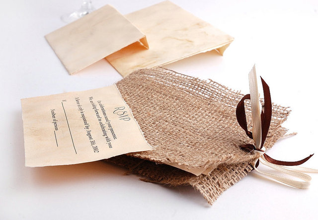 Çuval bezinden yapılan masa süsleri, çiçekler, nikah şekeri süsleri düğününüze otantik bir hava da katacaktır.