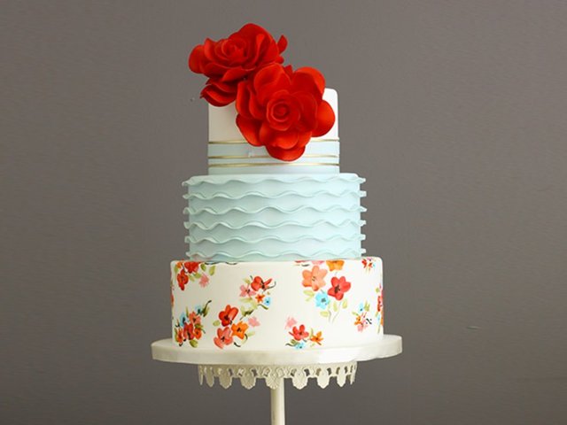 Bu senenin düğün pastalarında tercih edilecek renklerin başında, mercan, lacivert ve deniz mavisi geliyor.