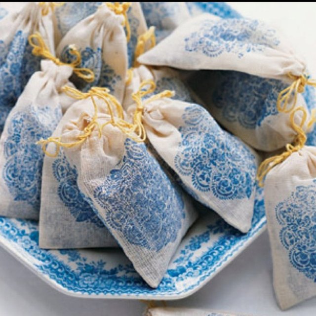 Bu torbalar için dantel, çuval bezi, pullu, marine temalı kumaşları tercih edebileceğiniz gibi, sezonun hit renklerini de kullanabilirsiniz.