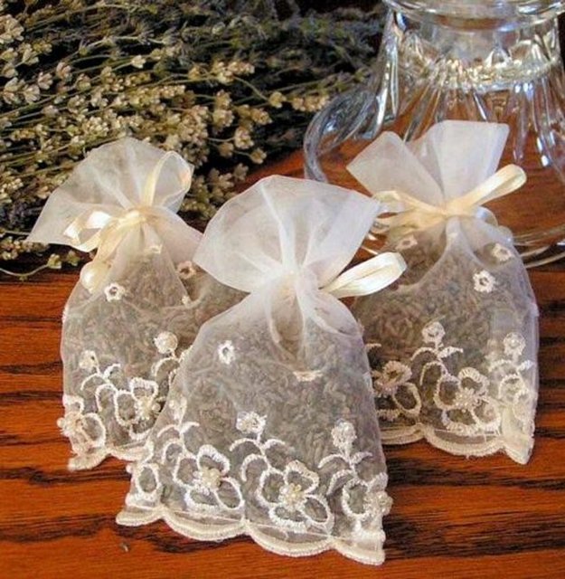 Konuklarınıza, daha kalıcı bir nikah veya düğün hatırası vermek isterseniz, şık minik torbaların içinde mis kokulu lavanta sunabilirsiniz.