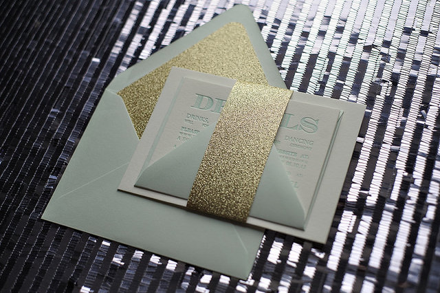 Her tarafı ışıltılar ve pullarla bezenmiş "sparkle" davetiyeler düğün davetiniz için konuklarınızın gözlerini kamaştıracak trend alternatiflerinden bir diğeri.