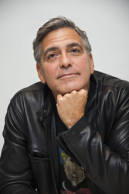 George Clooney, her ne kadar ışıltı dünyasında tasasız gibi görünse de aslında dünyada olan bitene oldukça duyarlı.