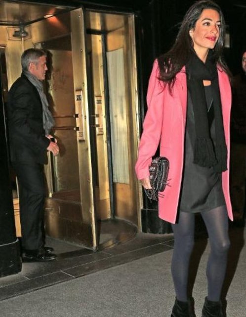 Bu, kendinden emin ve hatırı sayılır bir kariyer sahibi genç kadın, Hollywood'un müzmin bekarı George Clooney'i evliliğe ikna ederek herkesi şaşırtmıştı...