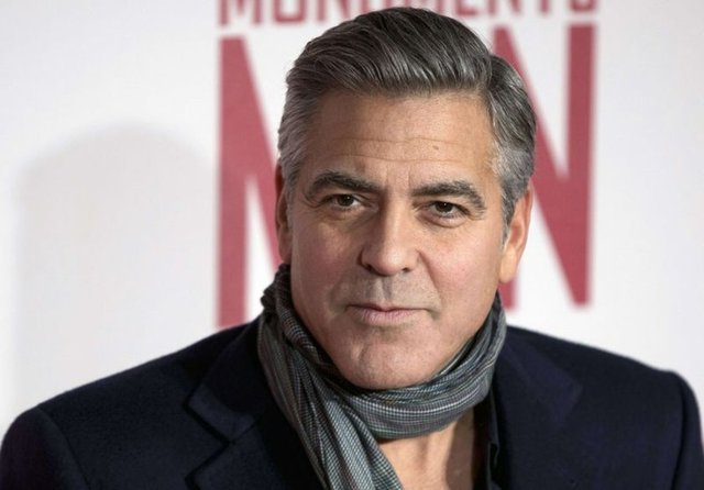 Clooney'nin babası da ünlü bir gazeteci. Bir dönem siyasete de gireceği iddia edilen Clooney, "Ben birçok kimsenin sosyal ve siyasi bilince sahip olduğu bir dönemde yetiştim.
