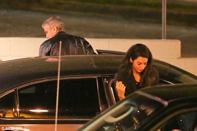 Clooney, bundan önceki ilişkilerini Hollywood çevresinden kadınlarla yaşamıştı ve büyük olasılıkla eski sevgililerinin kendisine davranışları Amal Alamuddin'den çok farklıydı.