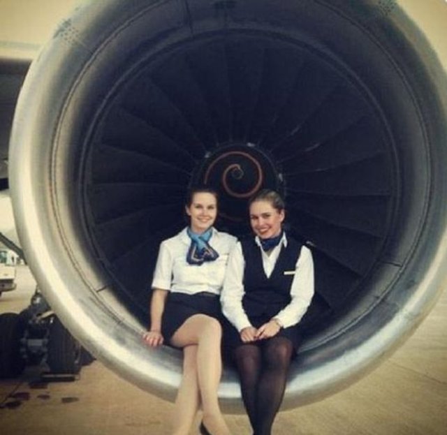 İşte bazıları gökyüzünde bazıları pistlerde çekilen o hostes selfie'lerinden örnekler.