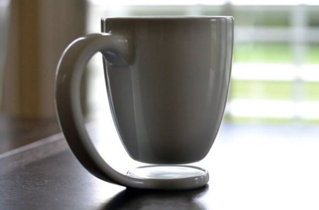 Tutma yeri alta kadar uzayan ve masaya koyulduğunda sanki havada duruyor görüntüsü veren bu fincanlar oldukça 'havalı'