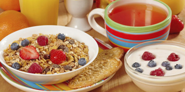 ani iniş çıkışlarla yiyeceklere karşı direnci düşüren kan şekerinin düzenlenmesine ve hipoglisemi ataklarının önlenmesine katkıda bulunduğunu söyledi. -