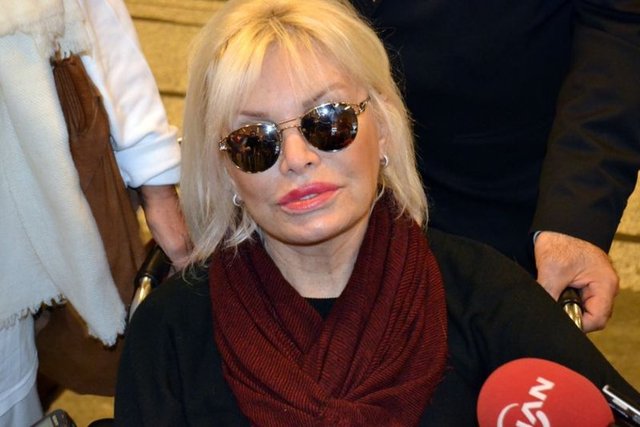Uçaktan kardeşi Semiramis Pekkan ile birlikte tekerlekli sandalye ile inen Süperstar Ajda Pekkan gazetecileri karşısında görünce çok şaşırdı.