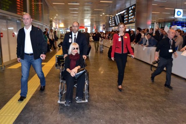 Kas ve kemik ağrıları çektiği için ABD'de ameliyat olan Süperstar Ajda Pekkan Türkiye'ye döndü. Geçtiğimiz hafta dizinden ameliyat olmak için Chicago'ya giden Süperstar Ajda Pekkan Türk Havayollarının Tarifeli uçağıyla İstanbul'a geldi.
