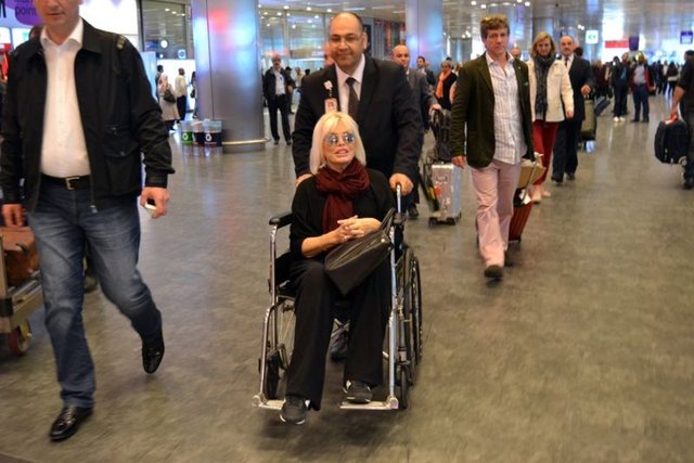 Gazetecilerin geçirdiği ameliyat hakkında soru sorması üzerine ameliyatın iyi geçtiğini söyleyen Süperstar Ajda Pekkan," Bir on beş gün kaldık mecburen. İyi geçti, şimdi iyiyim. Ama biraz dikkat etmem lazım" dedi.Pekkan daha sonra havalimanından ayrıldı.