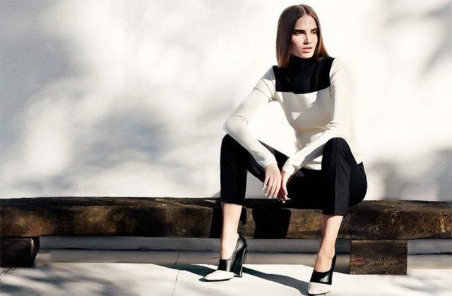 Monokrom: Kelime anlamı olarak tek rengin farklı tonlarının kullanılmasıyla yaratılan eser, moda dünyasında ise siyah ve beyazın birlikte kullanılması.