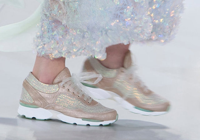 Sneaker: Lastik pabuç, spor ayakkabı.