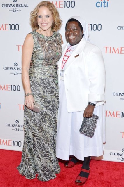 Gazeteci Katie Couric ve rahibe Rosemary Nyirumbe