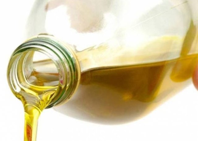 Zeytinyağı Tekli doymamış yağ asitleriyle iyi kolesterolü yükselterekkoroner arter hastalığını önlemeye yardımcı olur.