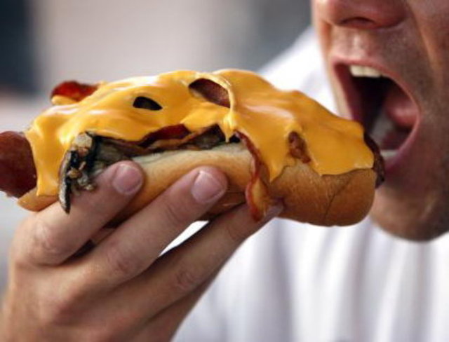 "Yüksek kolesterolden korunmanın yolu bilinçli bir beslenme programından geçiyor.