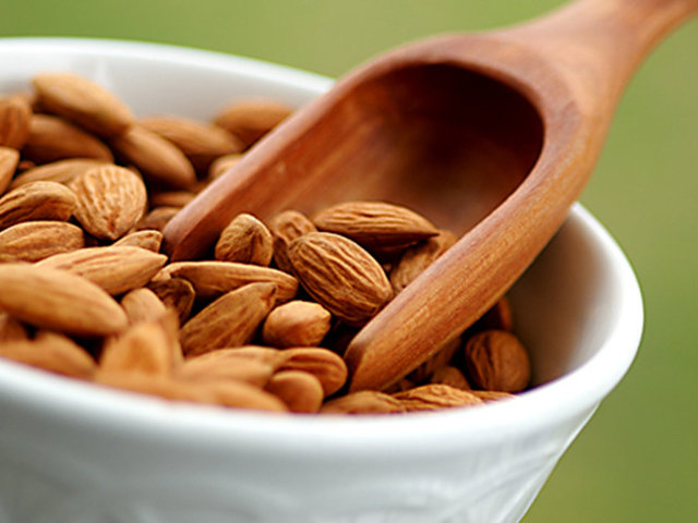 Badem Tekli doymamış yağ oranı ilekolesterolün dengede kalmasını sağlar.