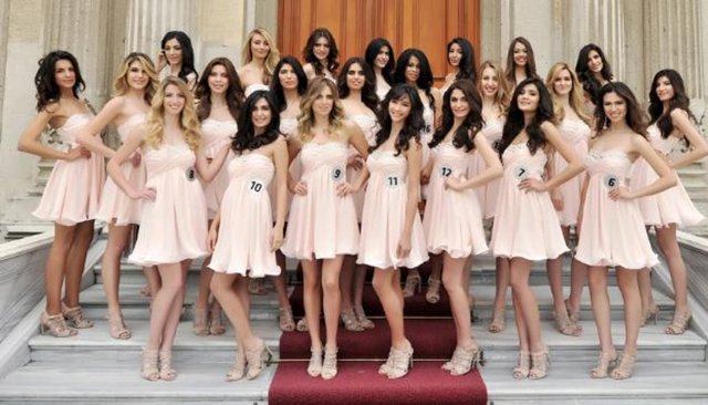 Elidor Miss Turkey 2013 birincisi Rüveyda Öksüz'ün de katıldığı basın toplantısında genç finalistlerin son derece heyecanlı olduğu gözlenmişti.