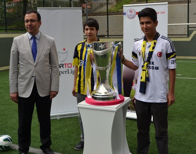 Ön yüzü yıldız kabartmalı kupa, 9 kilo ağırlığında.