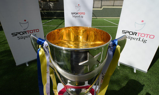 Spor Toto Teşkilat Başkanı Mehmet Muharrem Kasapoğlu, kupa tanıtım töreninde yaptığı konuşmada, şampiyonluğu garantileyen Fenerbahçe takımını kutladı.