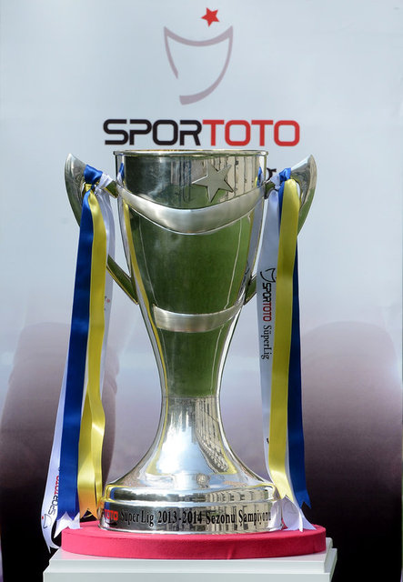 Şampiyonluğunu ligin bitimine üç hafta kala ilan eden Fenerbahçe'nin müzesine götüreceği kupa, basın mensuplarına teşkilat bahçesindeki halı sahada düzenlenen törenle tanıtıldı.