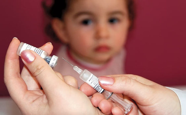 AŞILAR OTİZM NEDENİDİR - Aşıların otizm nedeni olduğu inanışı da yaygın. Oysa bu yanlış bir inanınş. Kızamık-Kızamıkçık-Kabakulak aşısı ve otistik hastalık tabloları arasında bağlantı olduğunu ispat eden bilimsel bir kanıt bulunmuyor.