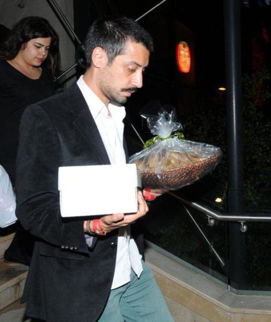 Halit Ergenç doğum günü partisinde hediye yağmuruna tutuldu.