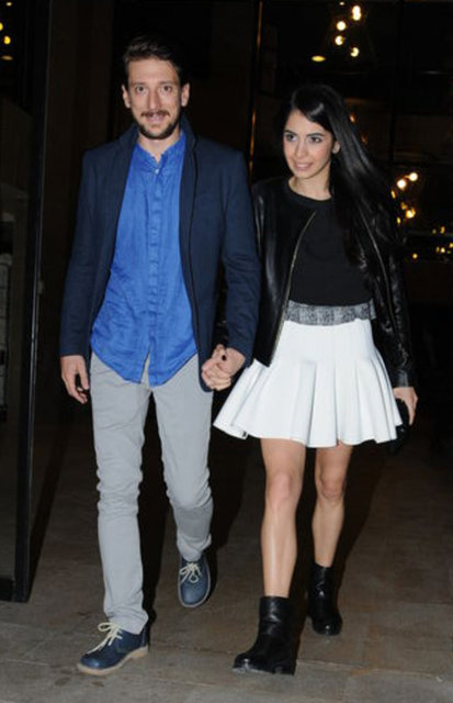 Oyuncu Engin Hepileri, doğum günü partisine elini bir saniye olsun bırakmadığı sevgilisi Beyza Şekerci ile katıldı.