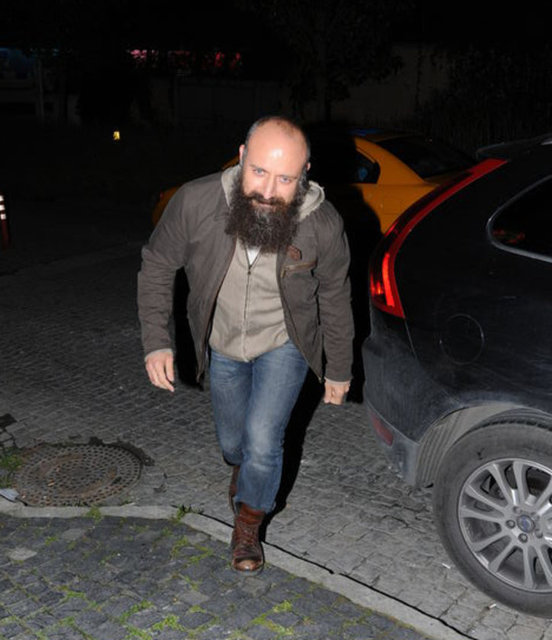 Ortaköy'deki Bloom adlı mekâna kendisi için düzenlenen etkinlikten habersiz gelen Ergenç, karşısında tüm dostlarını görünce hem çok şaşırdı hem de çok sevindi.